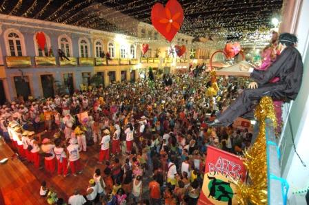 O carnaval de Salvador tem diversas atrações gratuitas, como manisfestações no Peloruinho - Crédito: Jota Freitas