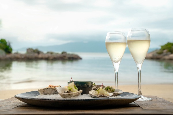 Durante todo o mês de setembro, Ponta dos Ganchos Exclusive Resort celebrará o período de maior produção de ostras em Santa Catarina - Crédito: Divulgação